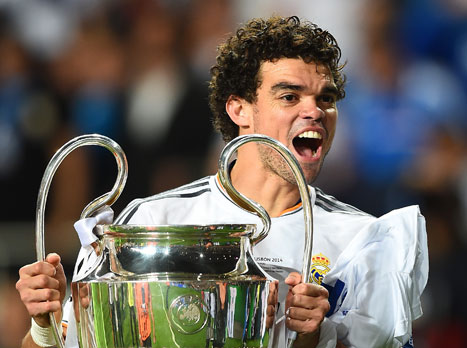 אפילו פפה, שלא שיחק בליסבון, היה שותף לרגע הזה