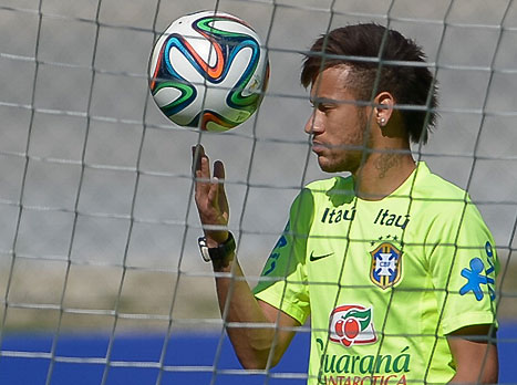 ניימאר, הכדור בידיים שלו (GETTYIMAGES)