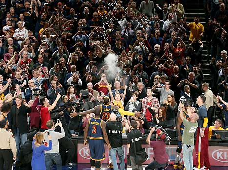 הרגע הכי מוצלח של ג'יימס במשחק? האבקה באוויר (gettyimages)