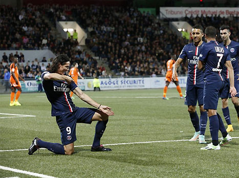 טוען את הרובה. אדינסון קבאני (צילום: האתר הרשמי של פ.ס.ז')