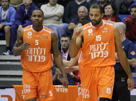 שחקני ראשל"צ, מקבלים יריבה בהזמנה (יוסי לזרוף)