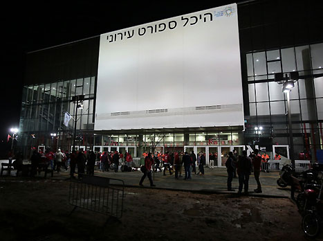 כמה אבטחים אפשר להכניס פנימה (עודד קרני)