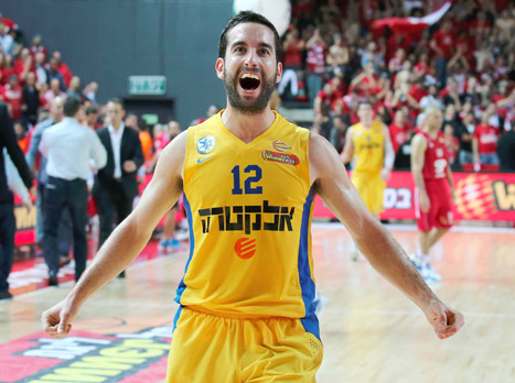 אוחיון רץ לחגוג עם האוהדים (אלן שיבר)