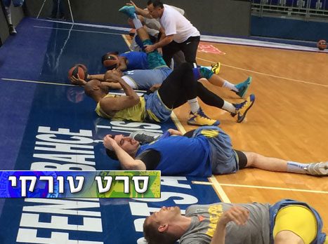שחקני מכבי מתחממים באיסטנבול. צפו בדיווח (ניצן פררו)