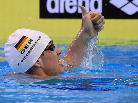 חוגג בבריכה. לא מתכנן קריירה אימון