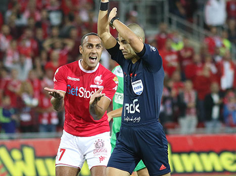 מפעיל לחץ על השופט, מבשל וכובש. ככה לוקחים תארים (אלן שיבר)