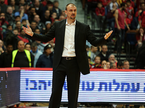 מקל מאמין בקבוצה שלו (אלן שיבר)
