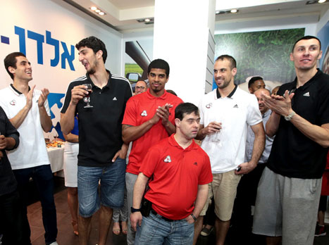 בי-ם ערכו הרמת כוסית לרגל פסח