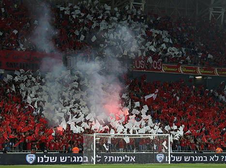 שני אוהדים נעצרו (אלן שיבר)