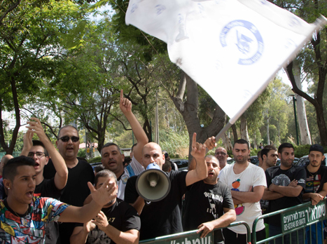 אוהדי הפועל מוחים מחוץ לאיצטדיון ר"ג (צילום: ניר קידר)
