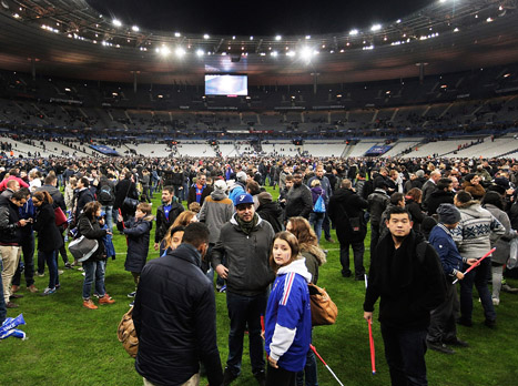 אוהדים על הדשא במתקפת הטרור בפאריס (Getty)