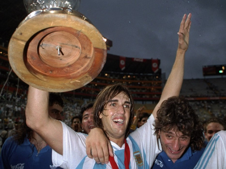 הזכייה האחרונה של ארגנטינה בקופה. באטיסטוטה והגביע ב-1993 (Getty)