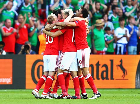 הישג אדיר. שחקני וויילס חוגגים (getty)