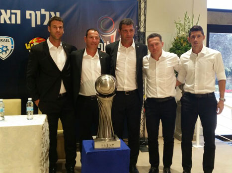 מי תניף את הגביע?