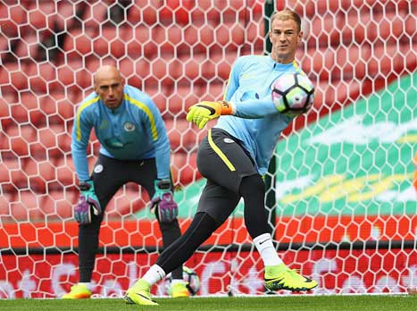 לוקה במשחק הרגל. הארט לצד קבאז'רו (Getty)