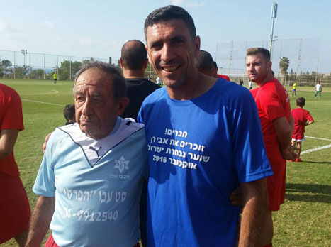 משה רן עם יעקב הלל. "מדהים לראות כמה אהבה הוא מקבל"