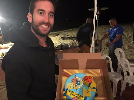 אוחיון עם עוגת יום ההולדת (צילום באדיבות האתר הרשמי של מכבי תל אביב)