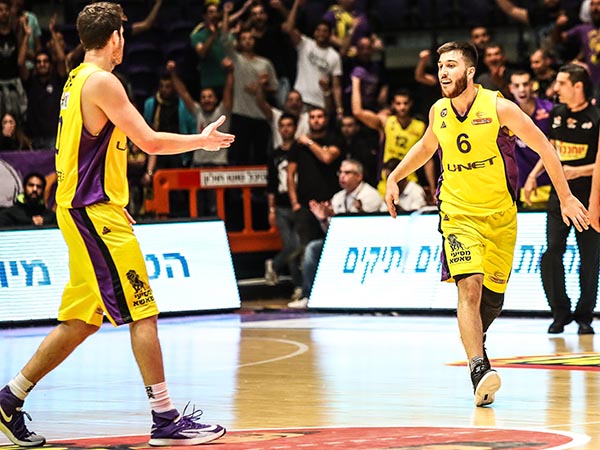 השחקנים של חולון נהנו מכל רגע על הפרקט (מנהלת הליגה)
