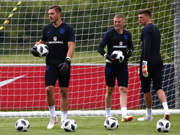 באטלנד ופיקפורד נלחמו על המקום בין הקורות (צילום: getty)