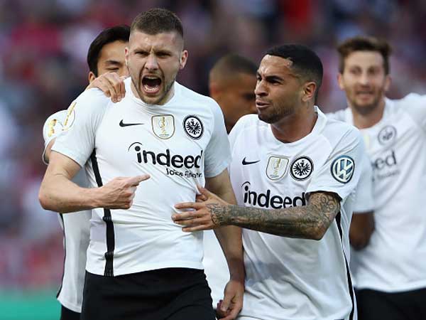 רביץ' חוגג עם פרנקפורט בגמר הגביע הגרמני (getty)