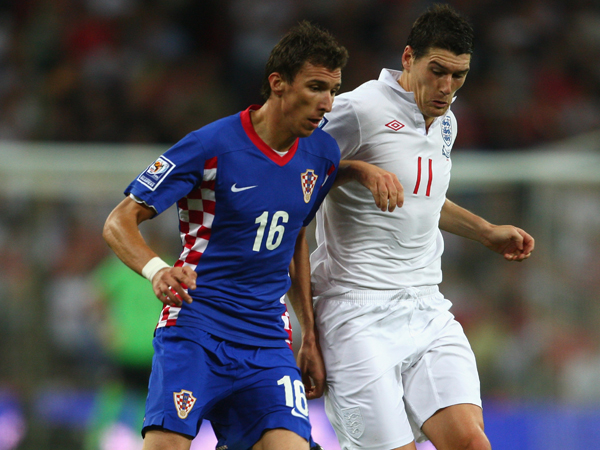 מנדזוקיץ' מול גארת' בארי במוקדמות מונדיאל 2010. הוא עדיין כאן (GETTY)