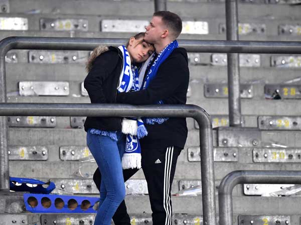אוהדי שאלקה מתקשים לעכל (Photo by Stuart Franklin/Bongarts/Getty Images)