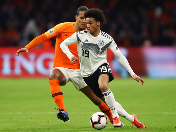 סאנה עם ואן דייק. "אחד הטובים בפרמייר-ליג" (Photo by Dean Mouhtaropoulos/Getty Images)