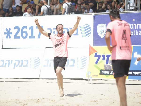 צחי אילוז, אגדת חופים חדרתית (צילום: STRAVO)
