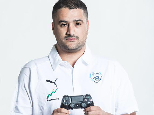 ארז גבאי במדי מאמן נבחרת ישראל
