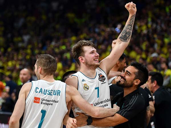 הצרפתי חוגג עם לוקה דונצ'יץ' זכייה ביורוליג (getty)