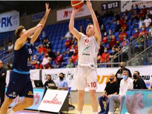 ערב שלשות נדיר למארחת (מנהלת הליגה, לירון מולדובן)