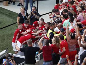 והרים את היציעים באוויר (GETTY)