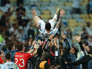 מסי מונף על ידי חבריו לנבחרת (getty)