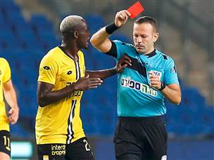 הרבה עצבים וגם אדום אחד (צילום: אלן שיבר)