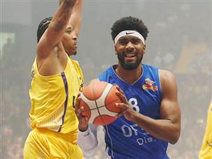 גם על חשבון אחד השחקנים האיכותיים בצד השני (צילום: אלן שיבר)