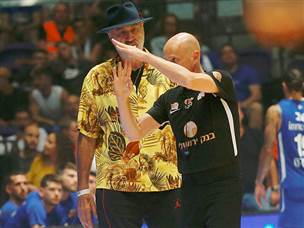 אבדיה ספג עבירה טכנית והורחק (צילום: אלן שיבר)