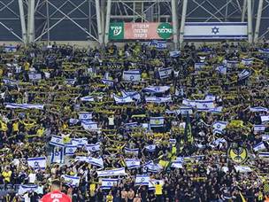 אווירה סוערת היתה הערב בפ"ת (צילום: אלן שיבר)