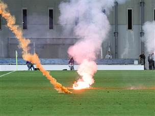 כרגיל המשחק הביא איתו גם אלימות (צילום: אלן שיבר)