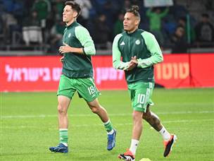 לפני המשחק (צילום: ברני ארדוב)