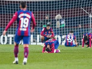 יקח להם זמן לעכל. שחקני ברצלונה השבורים (GETTY)