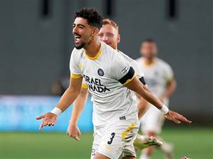 גם רביבו חגג בבעיטה חופשית גדולה (צילום: אלן שיבר)