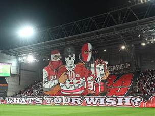 ועם הקהל האדום (צילום: ברני ארדוב)