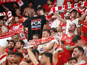 הקהל האדום צבע את האולם (אלן שיבר)