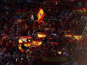 הספרדים חוגגים ביציעים (GETTY)