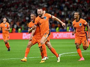 החלוץ שינה את המשחק ההולנדי, ודה פריי השווה בקרן (Getty)