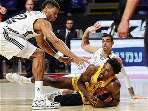 הורד. נאבק על הפרקט (ג`ורג`יה קוסטיץ`, מכבי ת“א)