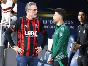 מלמד עם אביה של רומי גונן. יותר מכדורגל (דני מרון)