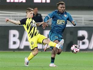 ולמרות שההגנה של ריינה הצליחה לנטרל במחצית הראשונה את ההתקפה הבית“רית (אלן שיבר)