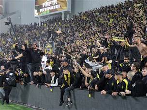 האוהדים שהגיעו לבלומפילד חגגו בהמוניהם (אלן שיבר)