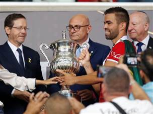 ויטור עם נשיא המדינה (אלן שיבר)